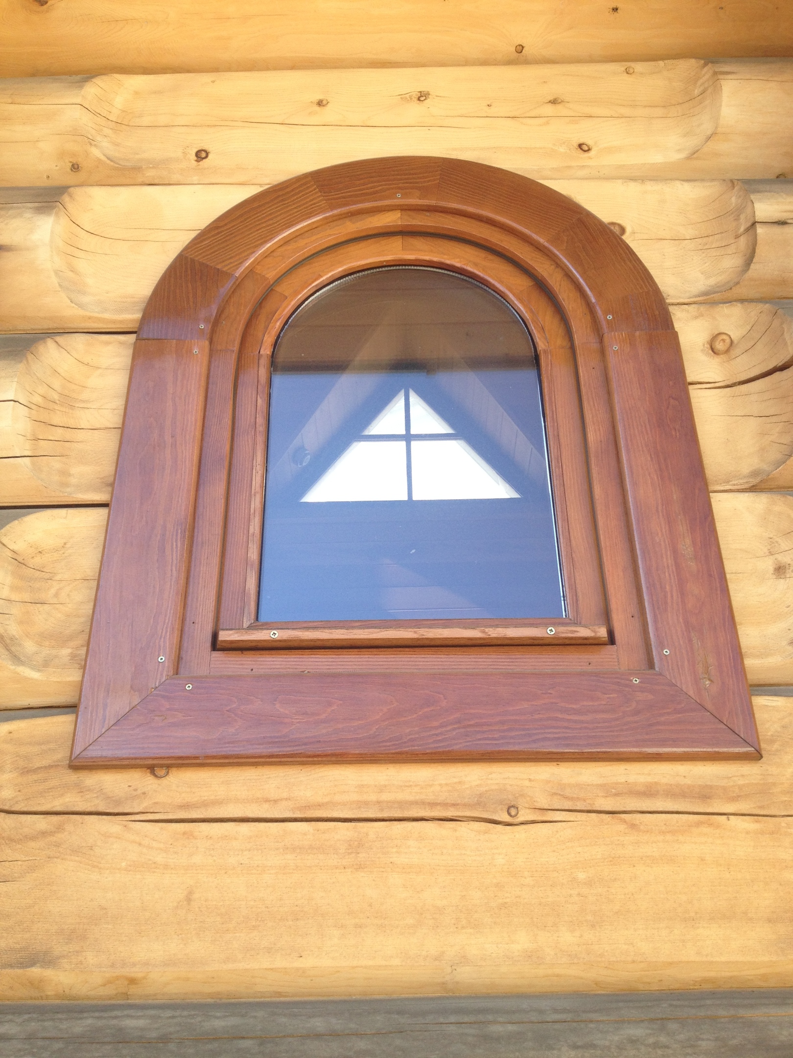 Деревянные окна с отделкой в загородном доме - фото 1